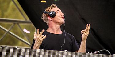 iHeartRadio Music Festival: Maroon 5, Bryan Adams, Tate McRae & Lil Wayne